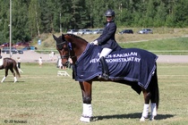 Luokan 5A voittaja Tuija Tuominen ja Steniro