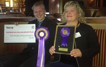 Raija ja Valtteri ratsastusgaalassa palkintohumussa