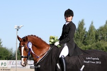 Luokka 17 Tapiola Small Tour osakilpailun voittaja Jasmin Sikström ja Suriano N.R.