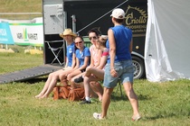 Lähettirivistö lämpimässä ja aurinkoisessa säässä